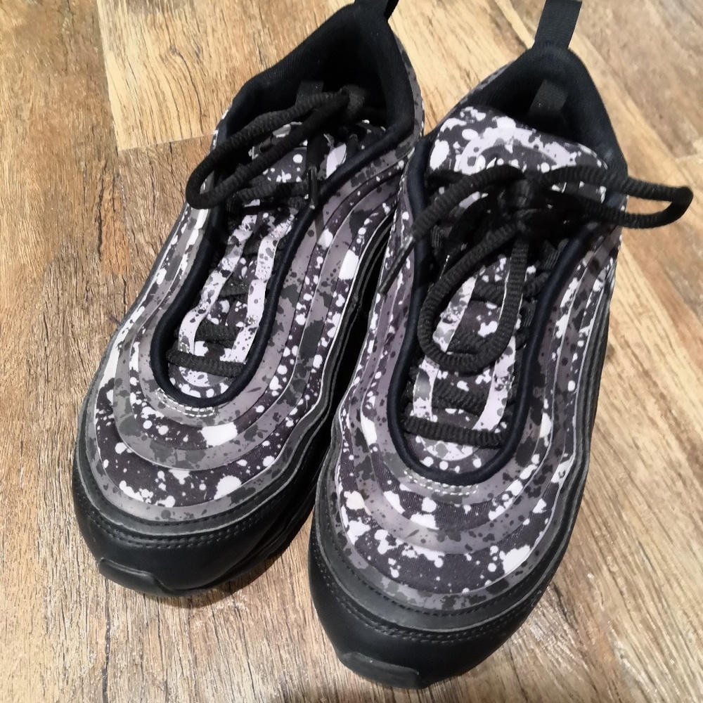 Nike causal lifting shoes.